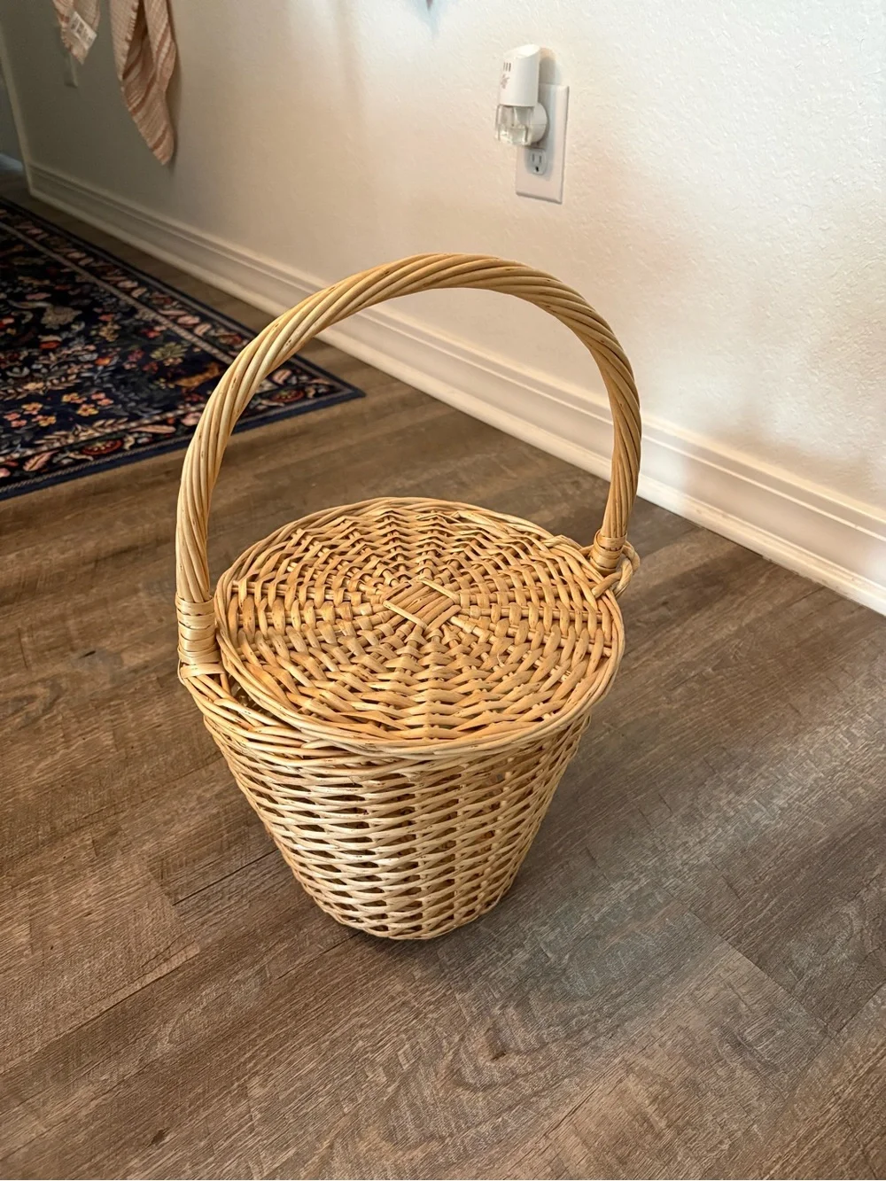 Natural Wicker Basket with Lid and Handle -